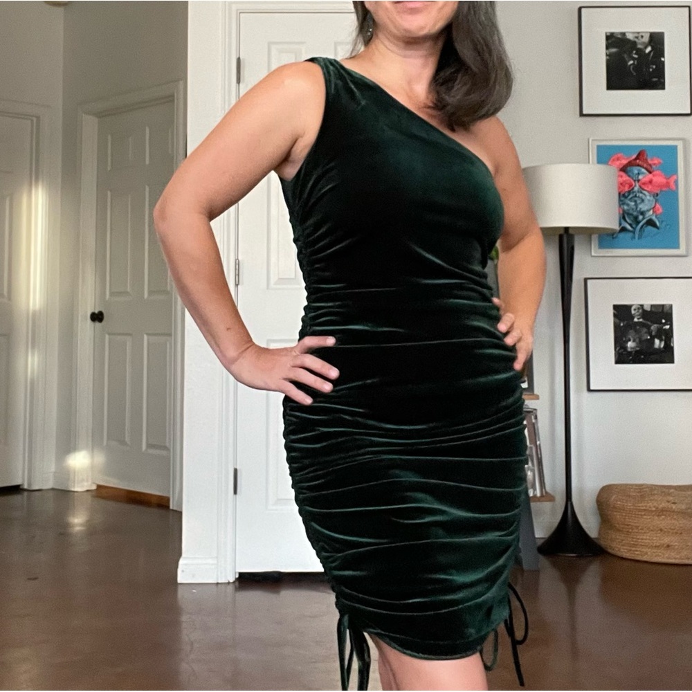 NWT Perfect for a Holiday Party! Luxe Emerald Velvet Ruched Sides One Shoulder. - Picture 4 of 13